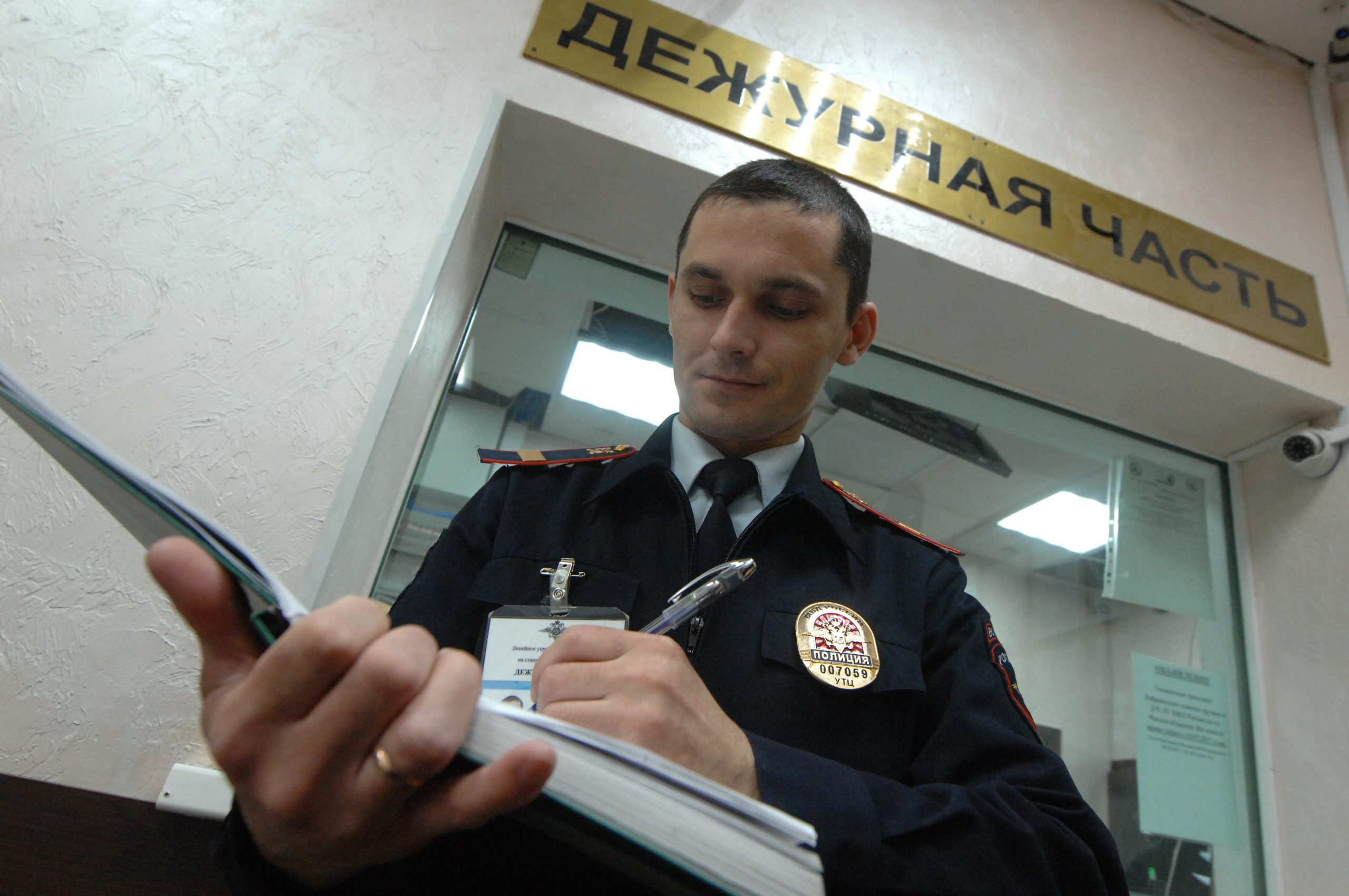 Молодой человек украл на Братиславской &#171;антикрыло&#187; с автомобиля