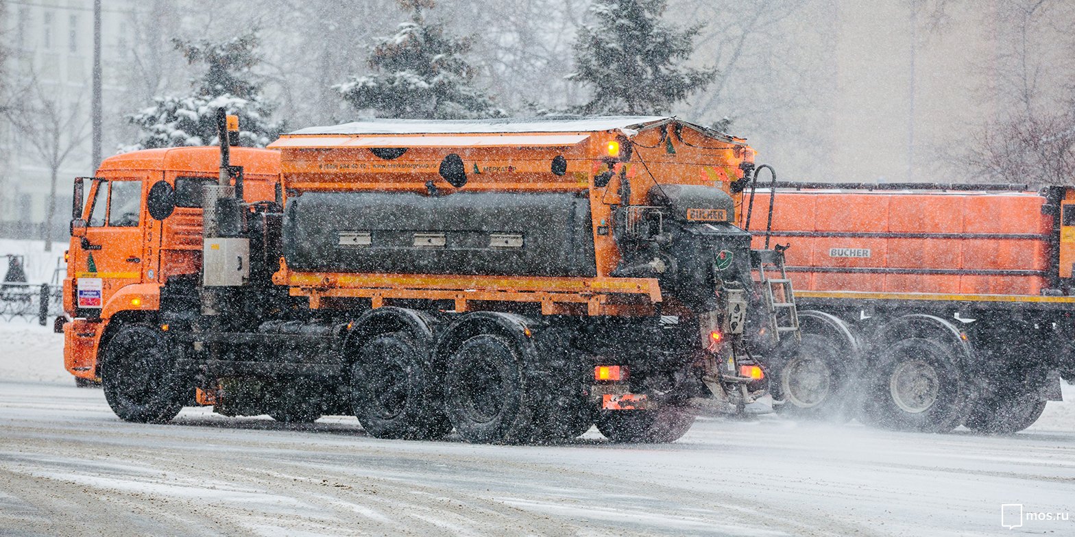 В Марьине снегоуборочная машина смяла урну во дворе