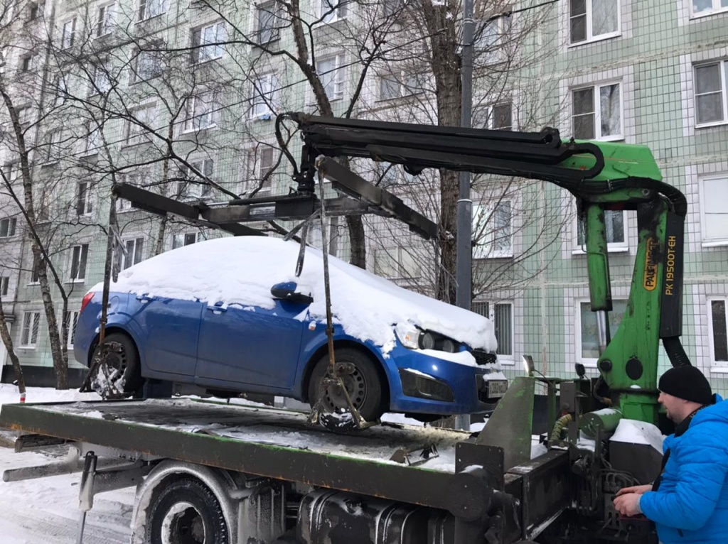 В Марьине автомобили должников эвакуировали на штрафстоянку