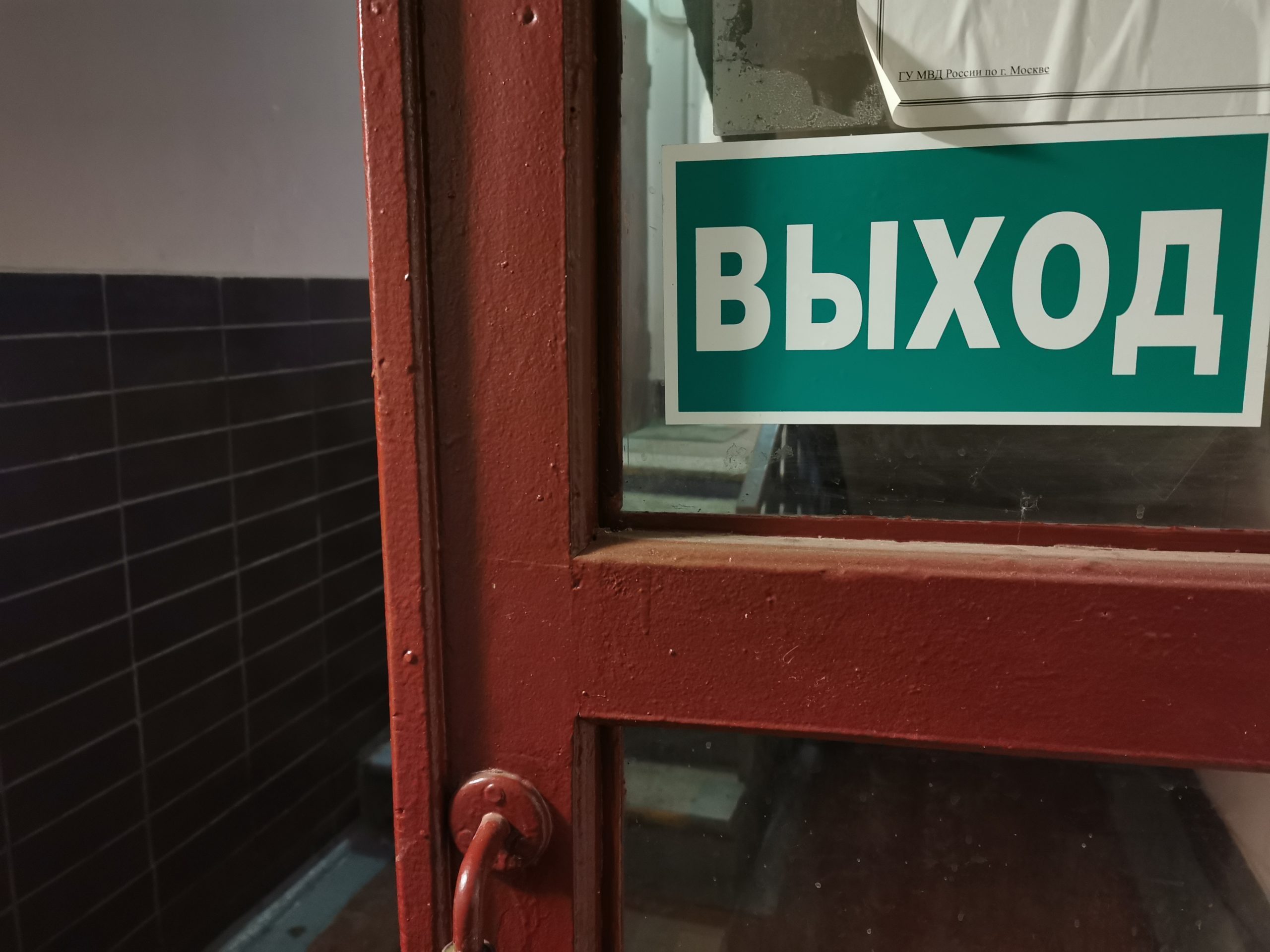 Жители дома на Белореченской перестали хлопать входной дверью в подъезде