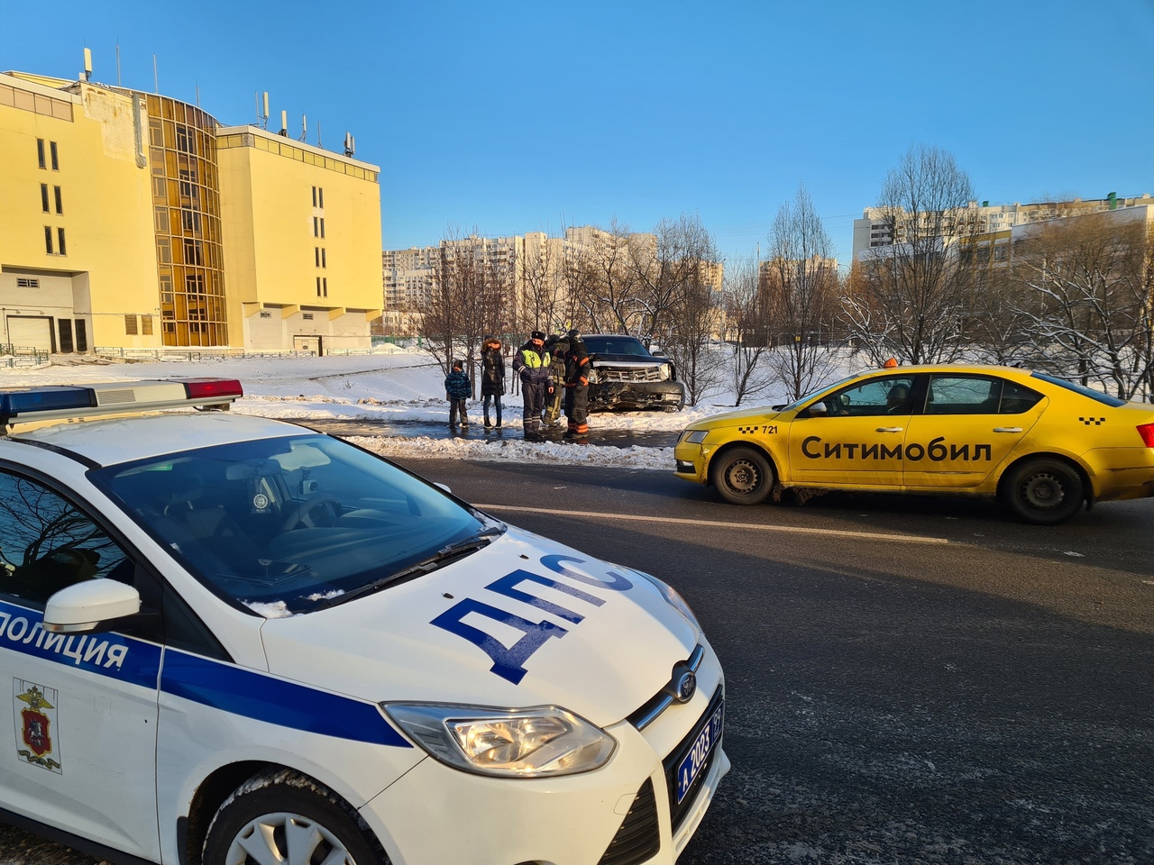 Такси и внедорожник не поделили дорогу на Мячковском бульваре