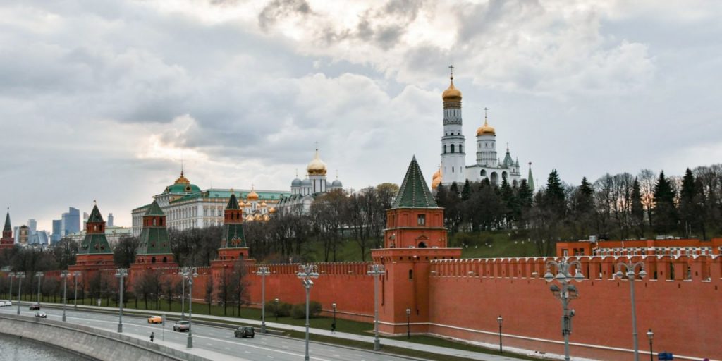 Пришедшие на пункт отбора контрактников рассказали о намерении защищать Родину